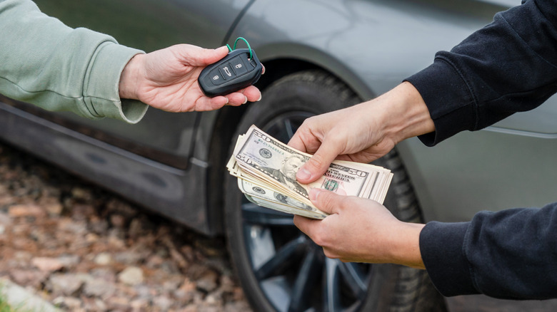 Dealerships and private parties can sell used vehicles even with open recalls